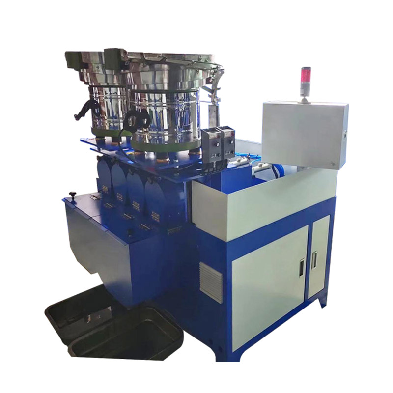 Machine à tarauder les écrous automatique