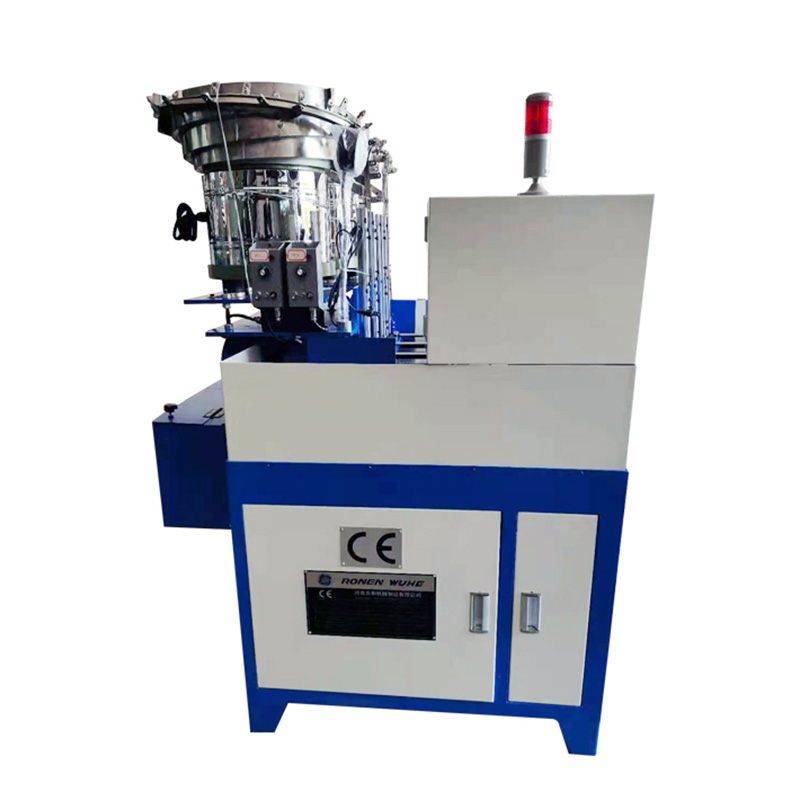 Machine à tarauder les écrous à quatre broches