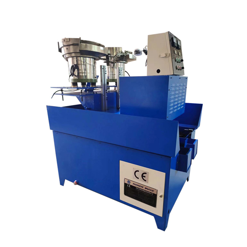 Machine à tarauder les écrous hexagonaux carrés